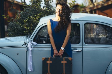 bavul ve araba ile güzel kadın