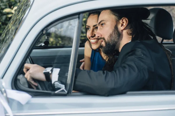 Una pareja joven con un coche retro — Foto de Stock