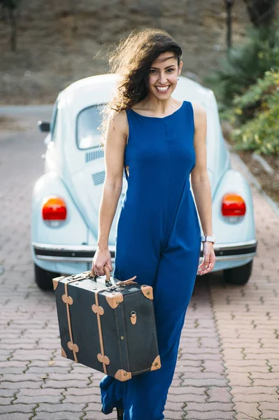 Hermosa mujer con maleta y coche — Foto de Stock