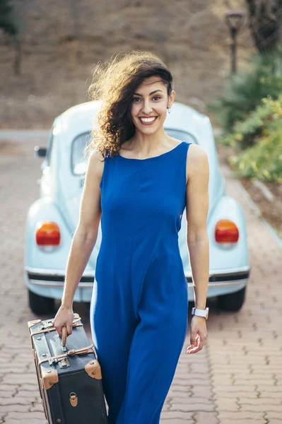 Hermosa mujer con maleta y coche — Foto de Stock