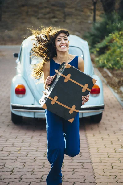 Mulher bonita com mala e carro — Fotografia de Stock