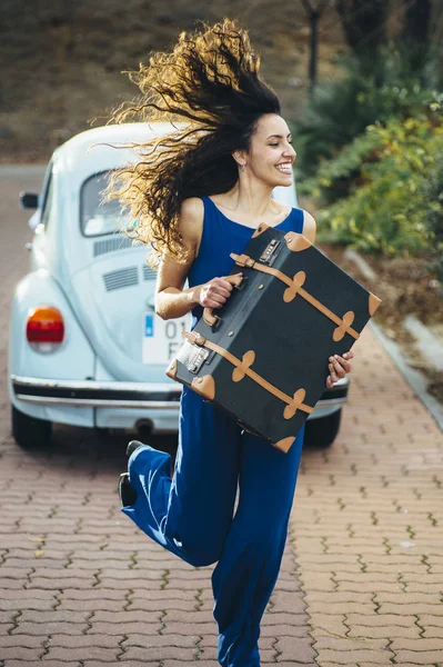 Mulher bonita com mala e carro — Fotografia de Stock