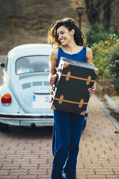 Красива жінка з валізою і машиною — стокове фото