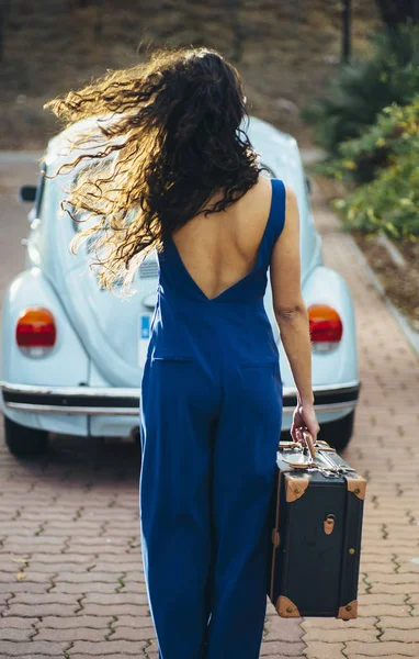 Mulher bonita com mala e carro — Fotografia de Stock