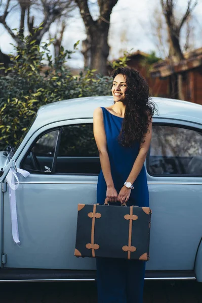 Piękna kobieta z walizki i samochodu — Zdjęcie stockowe