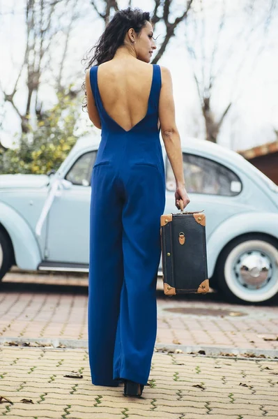 Bavul ve araba ile güzel kadın — Stok fotoğraf