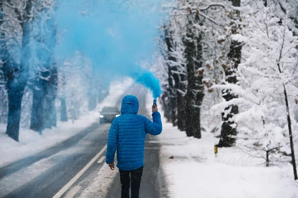 Osoba s modrým Bengálsku na zimní zasněžené silnici — Stock fotografie