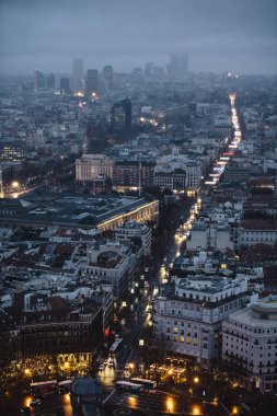 Madrid gökdelenler, İspanya görünümünü. Gün batımı yağmur