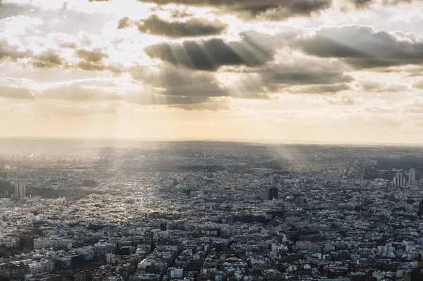 De Skyline van Madrid bij zonsondergang met enkele karakteristieke gebouwen zoals — Stockfoto