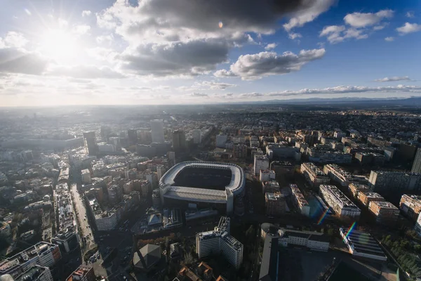 Madrid Skyline ao pôr do sol com alguns edifícios emblemáticos, como — Fotografia de Stock