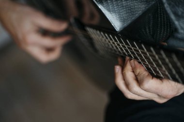 Karbon fiber gitar çalmak yaşlı adam