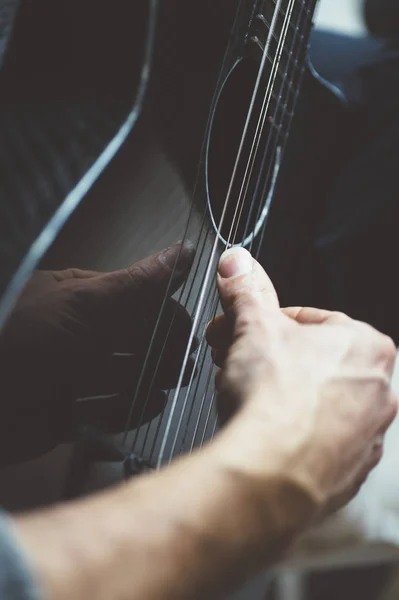 Idős ember szénszálas gitározni — Stock Fotó