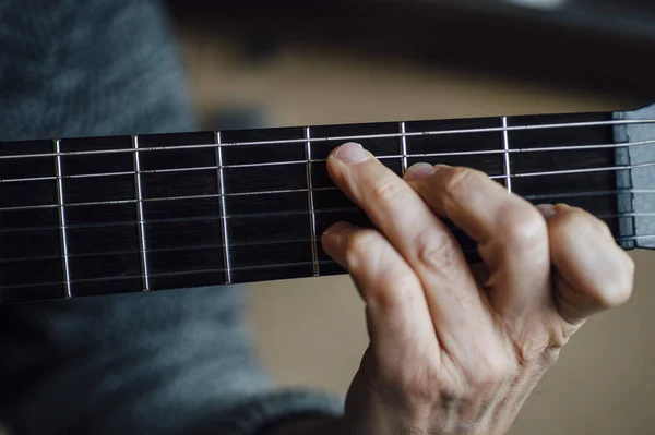 Homem idoso tocando guitarra de fibra de carbono — Fotografia de Stock