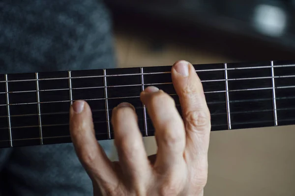 Ηλικιωμένοι άντρας παίζει κιθάρα από ίνες άνθρακα — Φωτογραφία Αρχείου