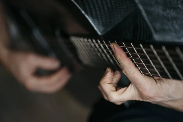 Uomo anziano suonare la chitarra in fibra di carbonio — Foto Stock