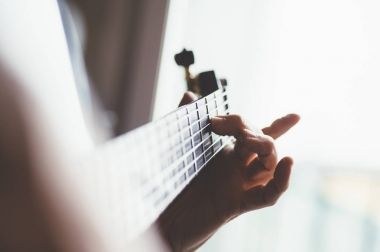 Karbon fiber gitar çalmak yaşlı adam