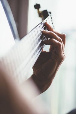 Karbon fiber gitar çalmak yaşlı adam