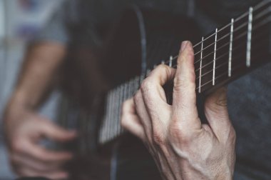 Karbon fiber gitar çalmak yaşlı adam