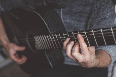Karbon fiber gitar çalmak yaşlı adam