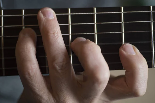 Homem idoso tocando guitarra de fibra de carbono — Fotografia de Stock