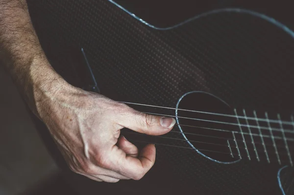 Homem idoso tocando guitarra de fibra de carbono — Fotografia de Stock