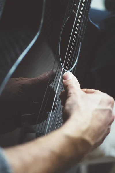 Homem idoso tocando guitarra de fibra de carbono — Fotografia de Stock