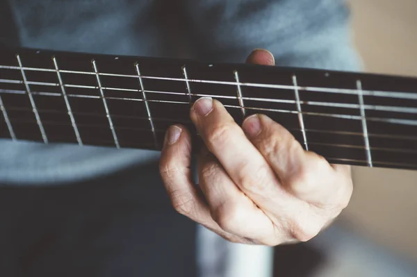 Idős ember szénszálas gitározni — Stock Fotó