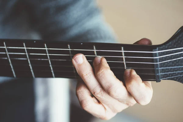 Idős ember szénszálas gitározni — Stock Fotó