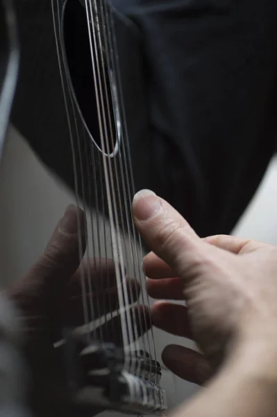 Homem idoso tocando guitarra de fibra de carbono — Fotografia de Stock