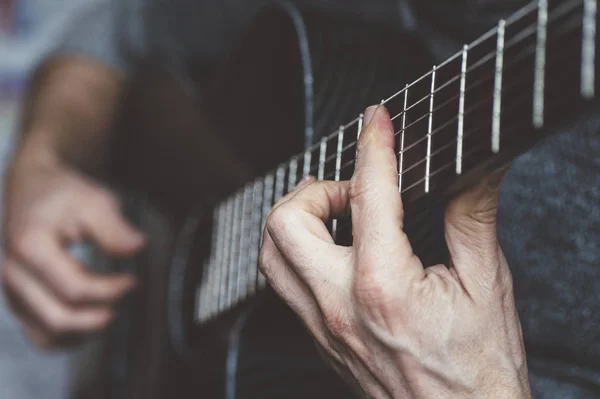 Homem idoso tocando guitarra de fibra de carbono — Fotografia de Stock