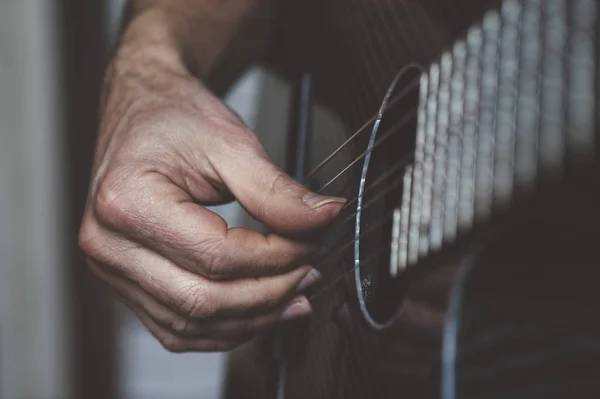 Idős ember szénszálas gitározni — Stock Fotó