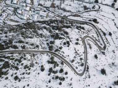 Sierra de Ayllon karlı dağlarda bir saç tokası sırayla.