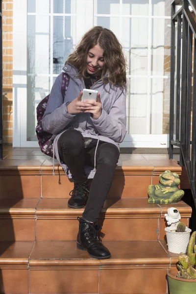 Студентка-підліток зі смартфоном — стокове фото