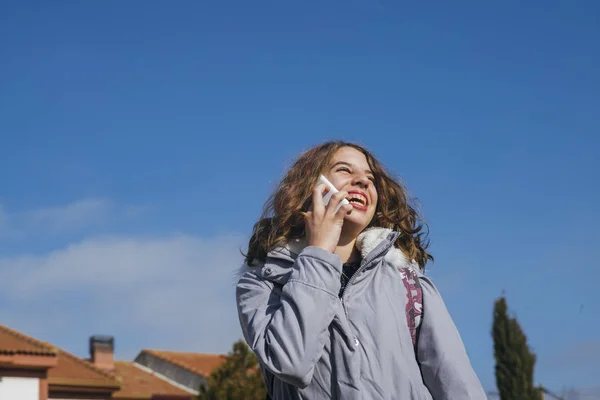 スマート フォンで 10 代女子生徒 — ストック写真