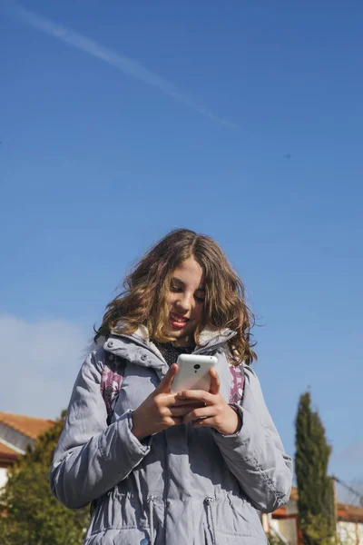 Студентка-підліток зі смартфоном — стокове фото