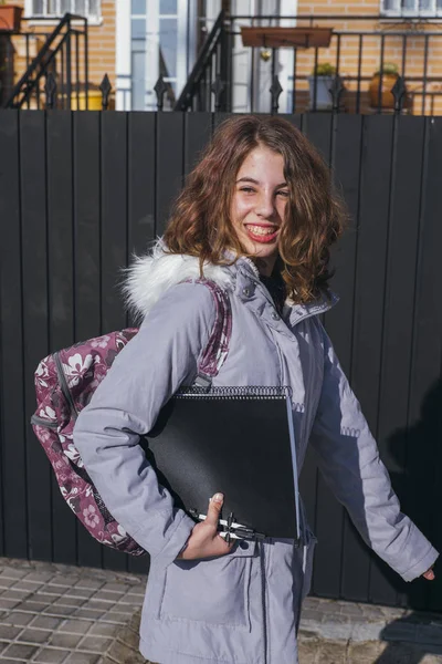 Nastoletni Dziewczyna Student Ulicy Idzie Szkoły — Zdjęcie stockowe