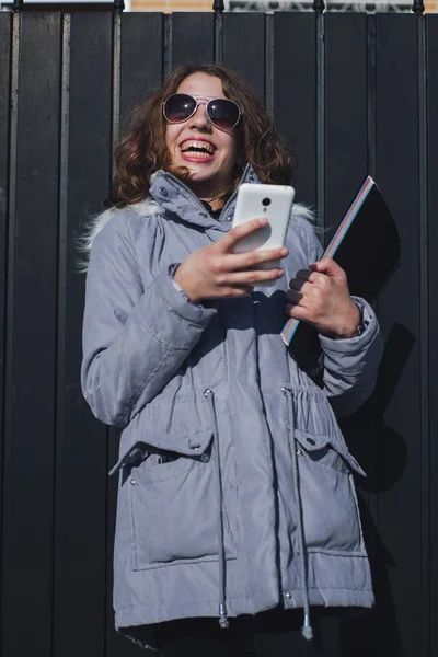 Estudante adolescente com smartphone — Fotografia de Stock