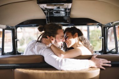 Minibüste oturup mutlu genç Çift