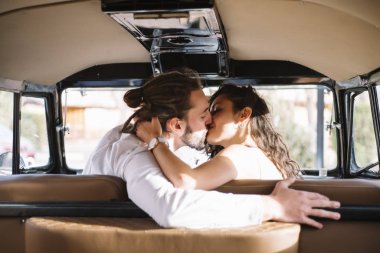 Minibüste oturup mutlu genç Çift