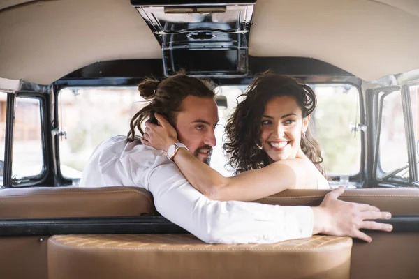 Feliz joven pareja sentada en furgoneta — Foto de Stock