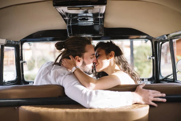 Joyeux jeune couple assis dans van — Photo
