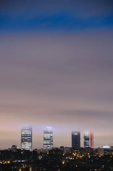 Vista general de las cuatro torres de Madrid con niebla — Foto de Stock