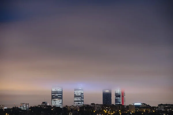Overzicht van de vier torens van Madrid met mist — Stockfoto