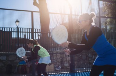 iki kadın 47 yaşında raket tenis oynamaya