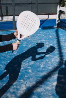 Bir kadın 47 yaşında raket tenis oynuyor