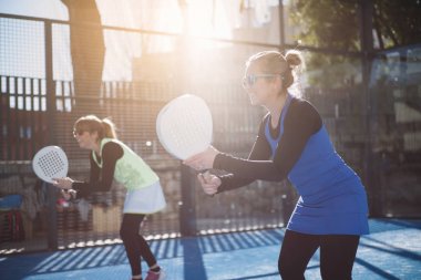 iki kadın 47 yaşında raket tenis oynamaya