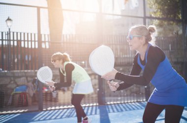 iki kadın 47 yaşında raket tenis oynamaya