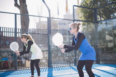 iki kadın 47 yaşında raket tenis oynamaya