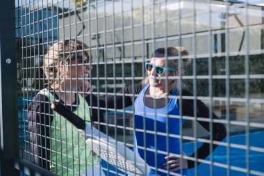 iki kadın 47 yaşında raket tenis oynamaya