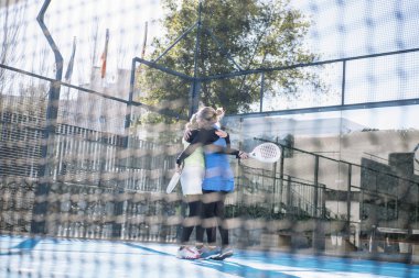 Raket Tenis oyuncular kazanmak kutluyor.